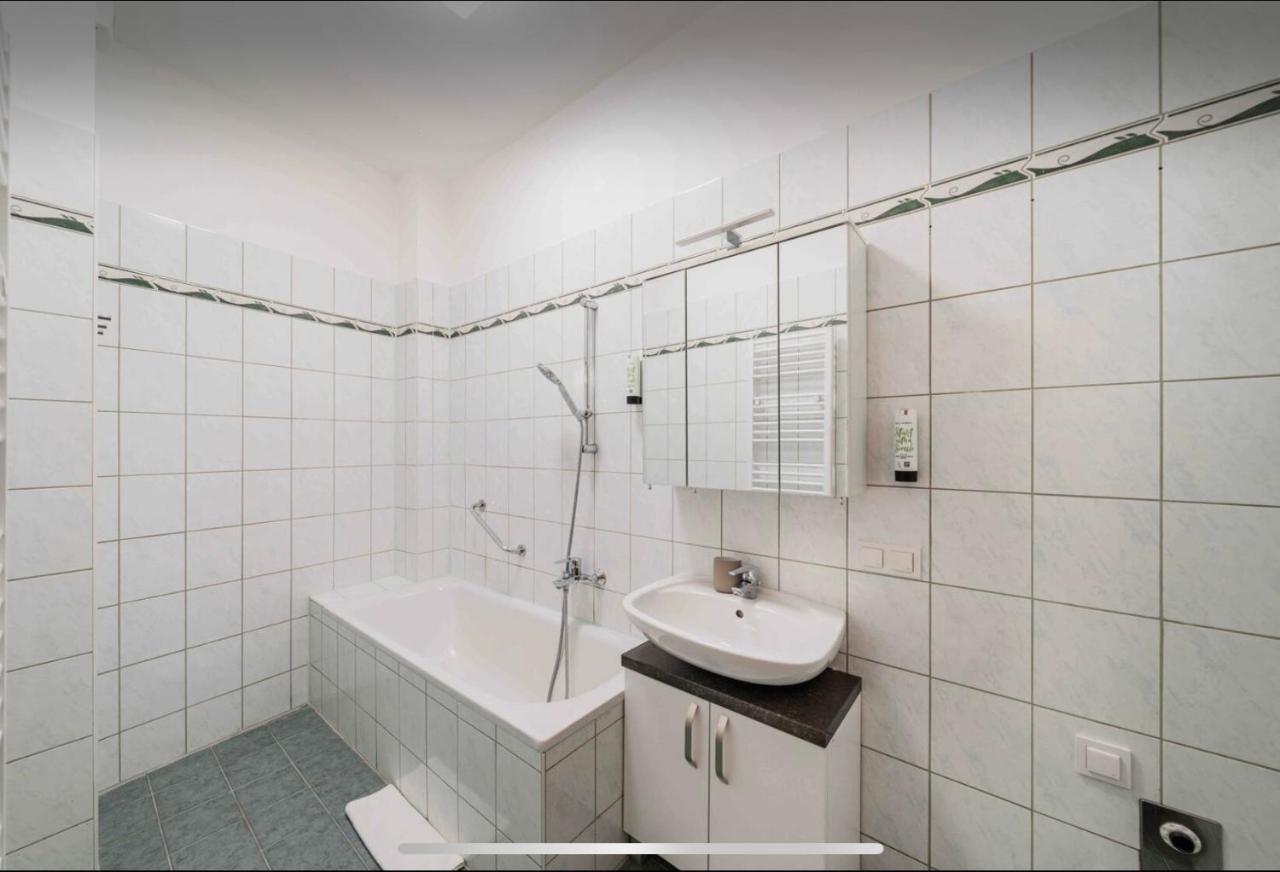 Apartments Next To Schoenbrunn Виена Екстериор снимка